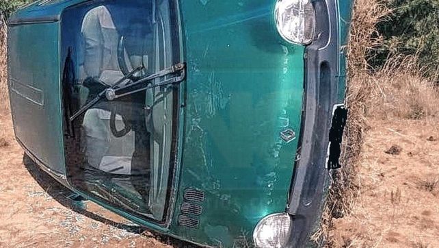 Incidente vial: fue a llevar a su novio y al regresar volcó