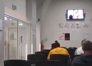 Pasaron por error una película porno en la sala de espera de un hospital