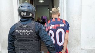 Cayó un violento pistolero tras tiroteo en barrio Santa Rita: llevaba un arma de guerra y una moto robada
