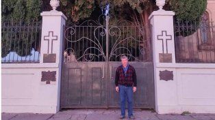 César, frente al cementerio de Colonia Nueva, donde pasó gran parte de su vida como sepulturero y sereno