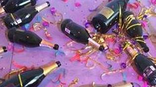 Creyó que se trataba de los restos de una gran fiesta y tiró a la basura una obra de arte