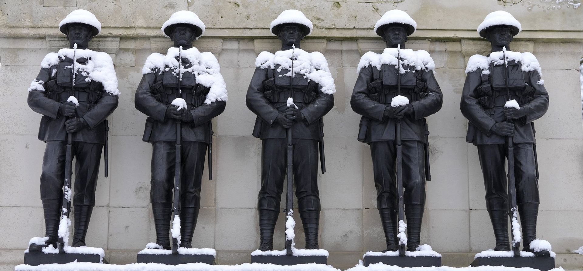 Las estatuas de los soldados en el Guards Memorial en St James