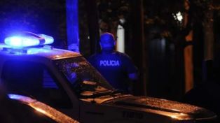 Nueva balacera en Roldán: encapuchados atacaron a tiros a un joven frente a su casa