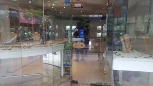 Golpe en pleno centro: delincuentes armados se llevaron un importante botín de una joyería