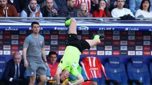 El Cholito Simeone tumbó al árbitro asistente en España.