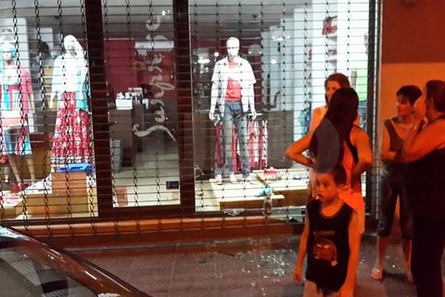 Hubo robos y destrozos en varios comercios de la ciudad