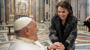 La canciller Diana Mondino saludó al Papa Francisco en el Vaticano.