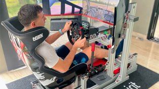 Listo para correr. Dibu Martínez es apasionado de las carreras e instaló un simulador en su casa.