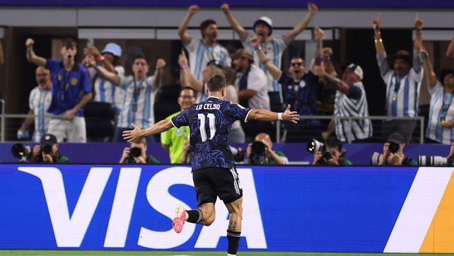 Gio Lo Celso acaba de marcar su golazo y lo va a festejar con los hinchas. Lionel Scaloni lo llenó de elogios.