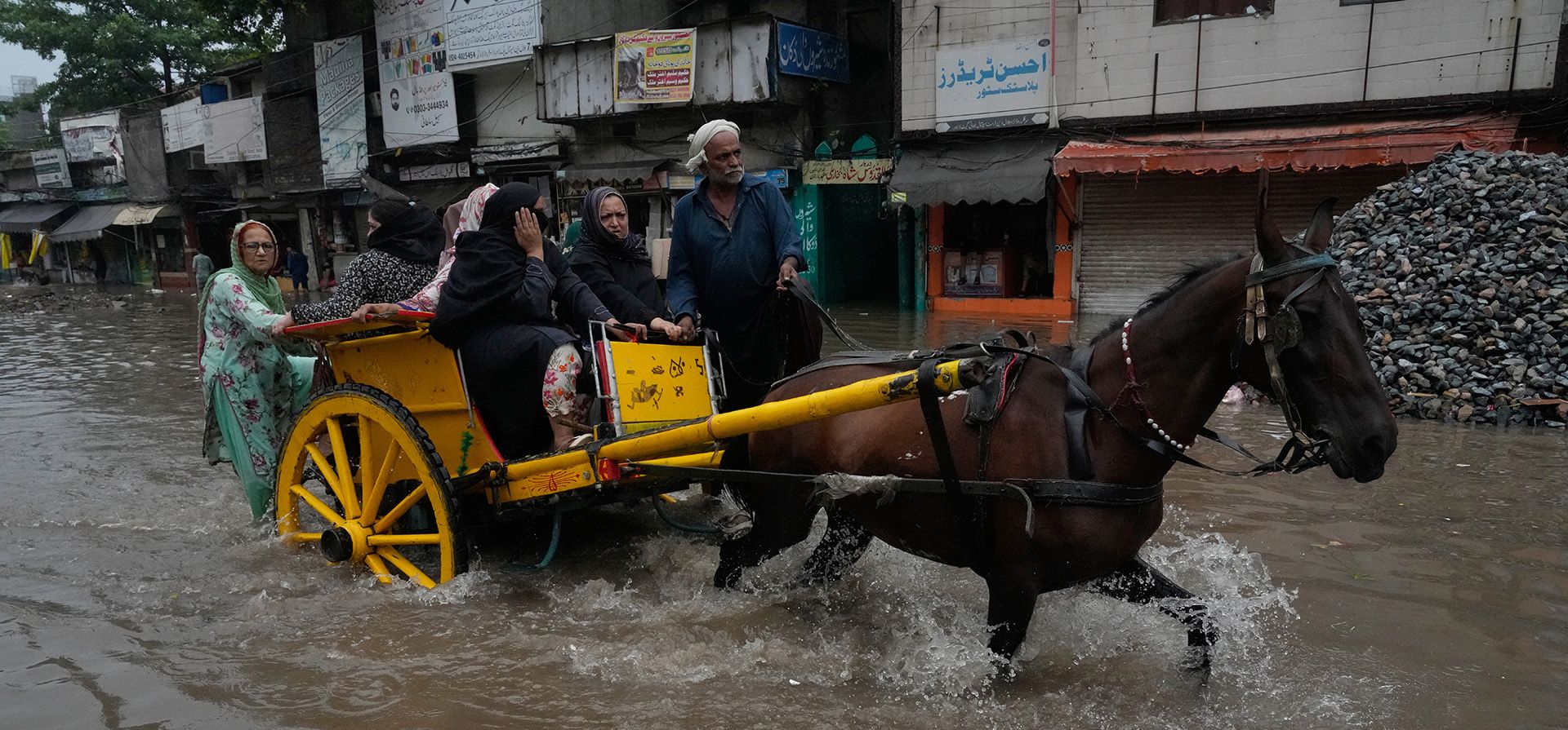 Varias personas utilizan una carreta tirada por caballos para transitar por una calle inundada a causa de las fuertes lluvias monzónicas en Lahore, Pakistán, el miércoles 22 de julio de 2026. (Foto AP/K.M. Chaudary) Varias personas utilizan una carreta tirada por caballos para transitar por una calle inundada a causa de las fuertes lluvias monzónicas en Lahore, Pakistán, el miércoles 22 de julio de 2026. (Foto AP/K.M. Chaudary)