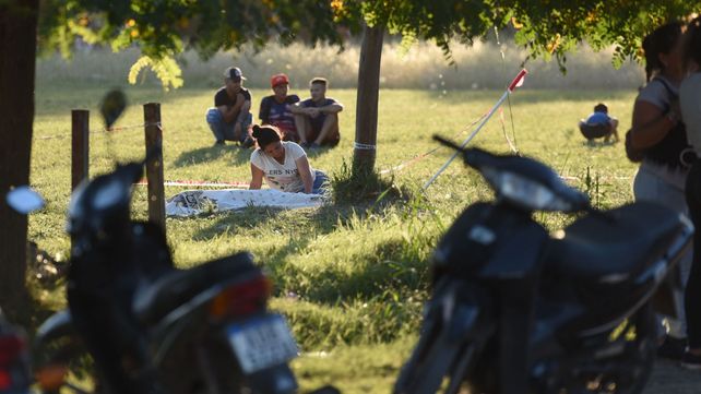 Una de las hermanas de Rubén Giménez vela su cuerpo al costado de la canchita en la que fue asesinado en noviembre de 2019.