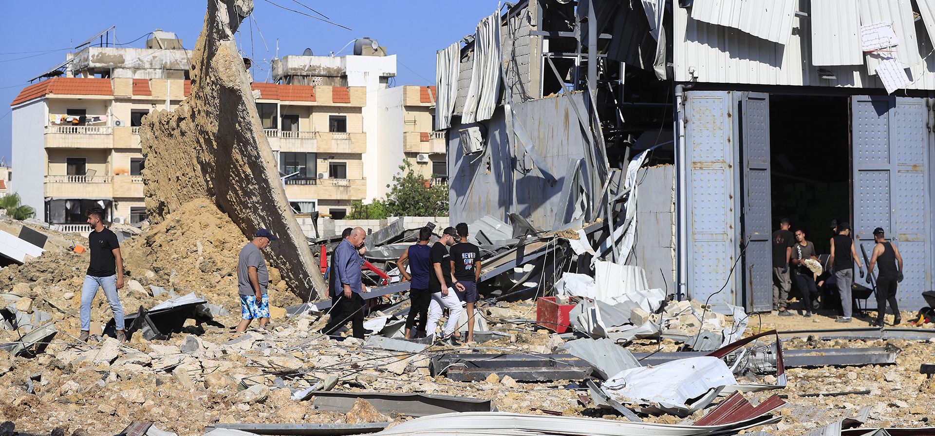 La gente se reúne en el lugar de un ataque aéreo israelí que impactó un hangar en la ciudad sureña de Jiyeh, Líbano, el miércoles 25 de septiembre de 2024. (Foto AP/Mohammed Zaatari) La gente se reúne en el lugar de un ataque aéreo israelí que impactó un hangar en la ciudad sureña de Jiyeh, Líbano, el miércoles 25 de septiembre de 2024. (Foto AP/Mohammed Zaatari)