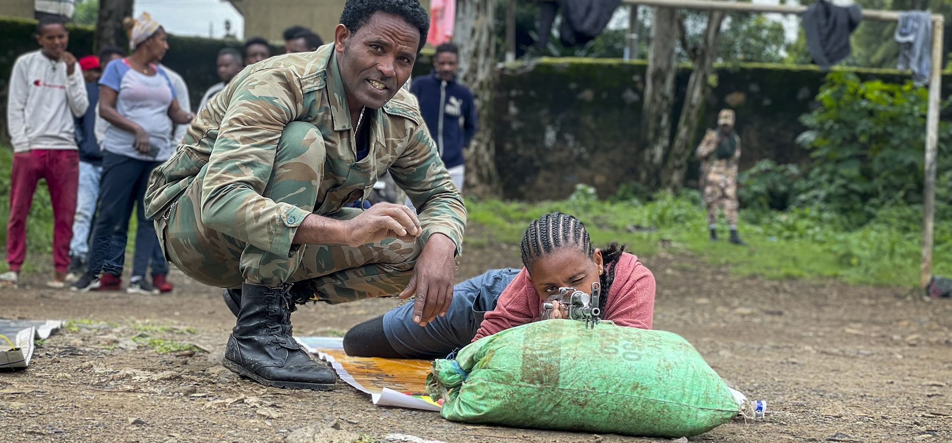 Jóvenes y adultos reciben capacitación básica para convertirse en posibles refuerzos para las milicias progubernamentales o las fuerzas militares, en el patio de una escuela en Gondar, en la región de Amhara, en el norte de Etiopía.