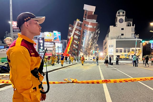Rescatistas se desplegaron este miércoles en torno a un edificio que quedó inclinado en Hualien