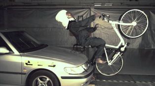 Lanzan un airbag para ciclistas que se activa en caso de accidente y protege la cabeza en el acto