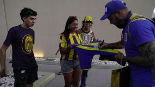 Fatu Broun firma una camiseta de Rosario Central, ni bien el plantel pisó suelo de San Juan.