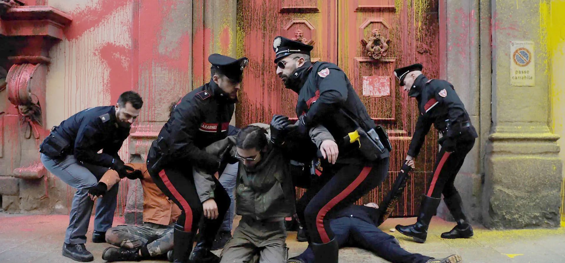 Manifestantes del grupo de acción Ultima Generazione son llevados por los Carabinieri y la policía después de marchar el Consiglio della Regione Toscana (consejo de la región de la Toscana) con pintura, Florencia, Italia.  Fotografía: Laura Lezza/Getty Images