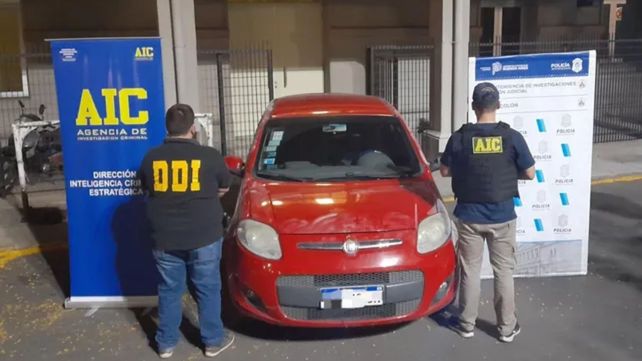 El Fiat Palio rojo en el que se movieron los asesinos de chofer de un dirigente sindical de la Uatre.