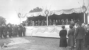 El palco oficial congregó a las autoridades municipales, militares y eclesiásticas para un día de celebración pensando en el futuro.&nbsp;
