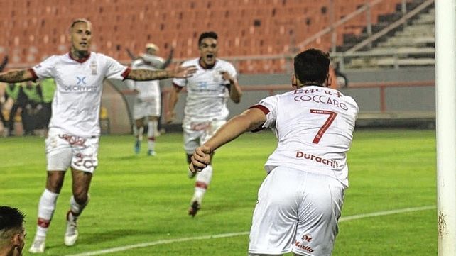 Huracán le dio una mano a Colón venciendo como visitante a Aldosivi por 2-0.
