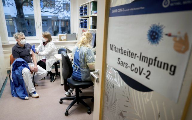 Un trabajador de la salud recibe una inyección de la vacuna Biontech / Pfizer, durante el programa de vacunación para empleados, en el Hospital Bethel de Berlín, Alemania.