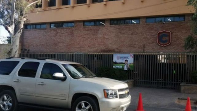 Un alumno llegó armado al colegio, asesinó a su maestra y se suicidó