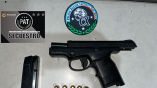 Dos adolescentes y un joven detenidos en barrio Tablada por tener un arma de fuego.