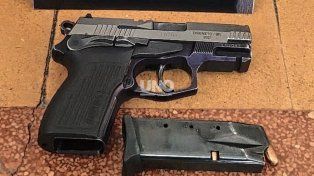 En barrio Barranquitas. Lo apresan al querer evadir un control policial y le hallaron un arma de guerra cargada.&nbsp;