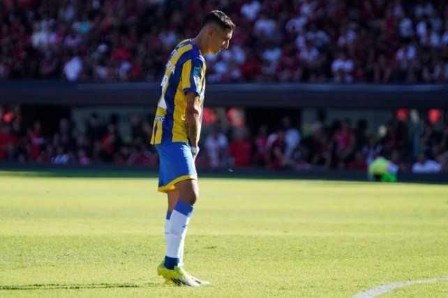 La imagen lo dice todo. Di María se toca el aductor en medio del clásico que jugó prácticamente en una pierna.
