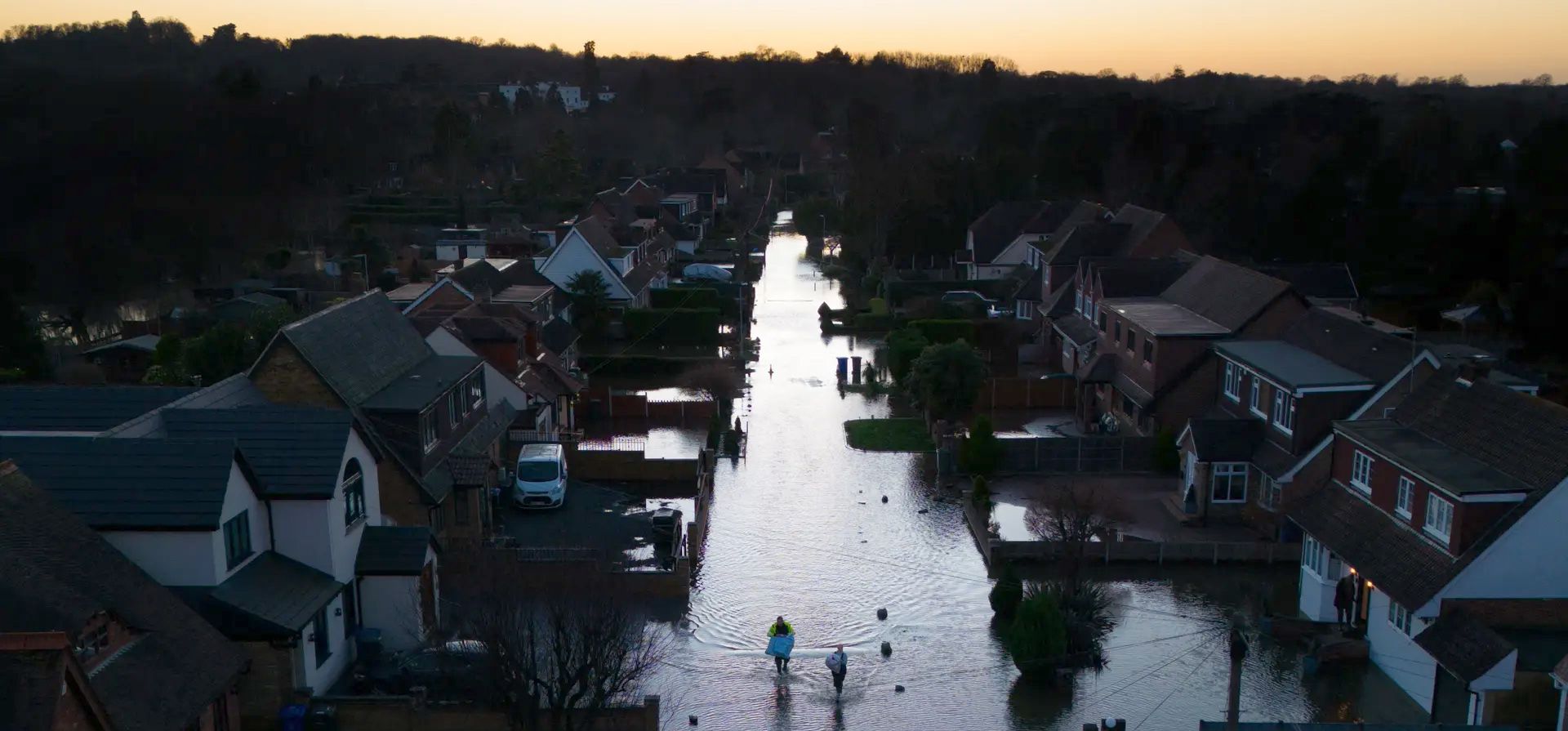 Una vista aérea muestra el agua de la inundación que rodea las casas y las casas en una calle residencial después de fuertes lluvias, Wraysbury, Reino Unido. Fotografía: Daniel Leal/AFP/Getty Images Una vista aérea muestra el agua de la inundación que rodea las casas y las casas en una calle residencial después de fuertes lluvias, Wraysbury, Reino Unido. Fotografía: Daniel Leal/AFP/Getty Images