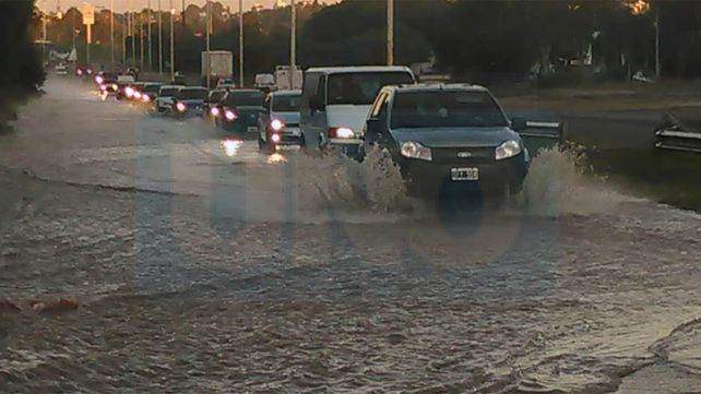 El pozo que se tragó una camioneta volvió a ser un peligro por importante pérdida de agua