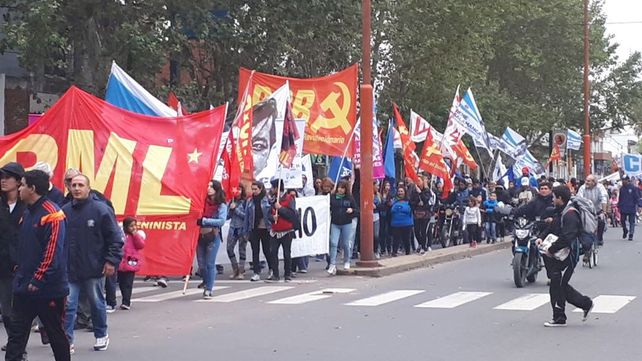 Aceiteros marcharon en Villa Gobernador Gálvez contra los despidos en Cargill