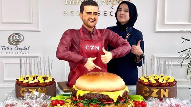 La chef turca Tuba Geckil muestra una de sus grandes obras culinarias.
