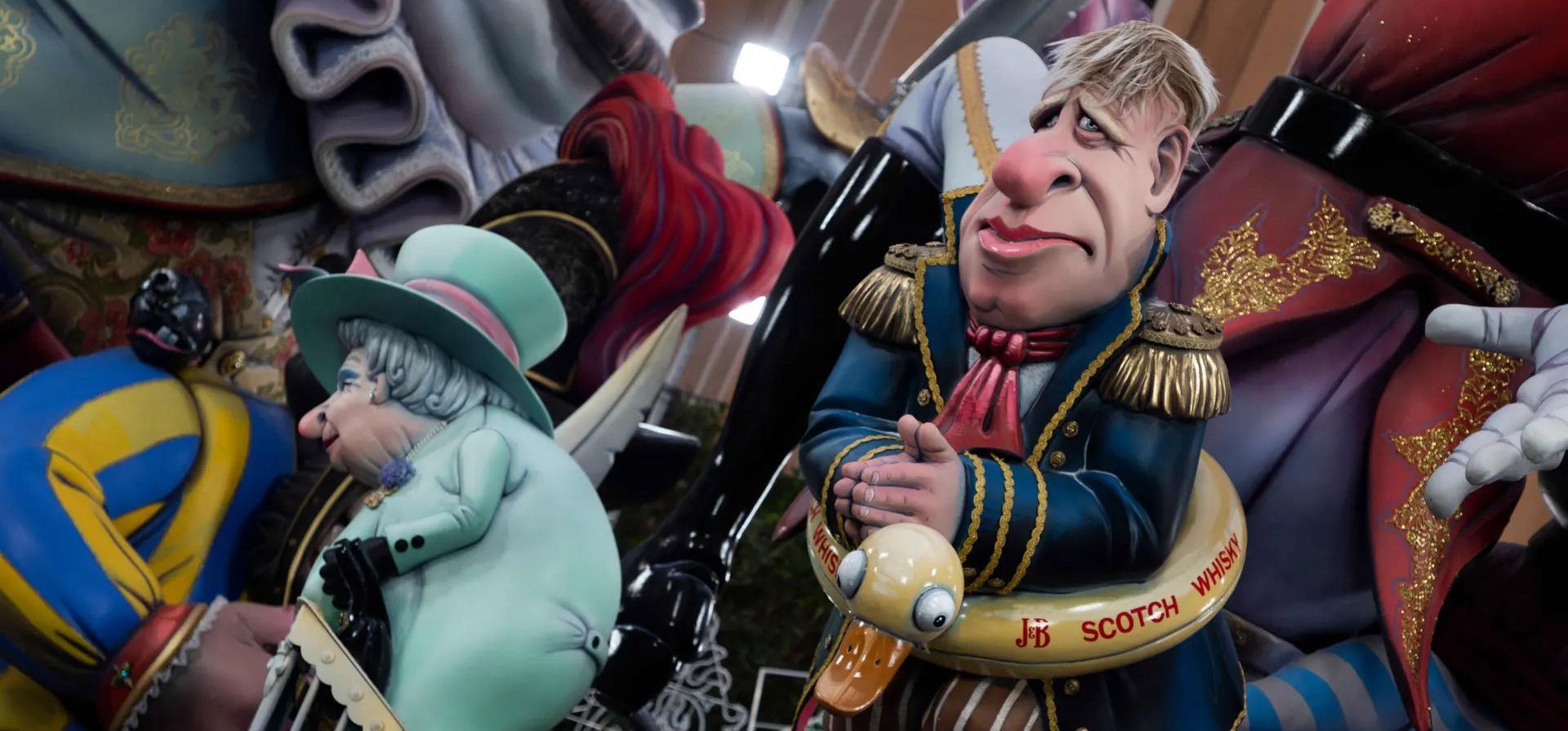 Los muñecos que representan a los líderes políticos se representan durante el festival de Fallas. Las fallas, gigantescas estructuras de cartón que retratan acontecimientos actuales y celebridades en las que se colocan figuras individuales, o ninots, se queman en las calles de Valencia, España, el 19 de marzo como homenaje a San José, patrón de los carpinteros. Fotografía:/AFP/Getty Images