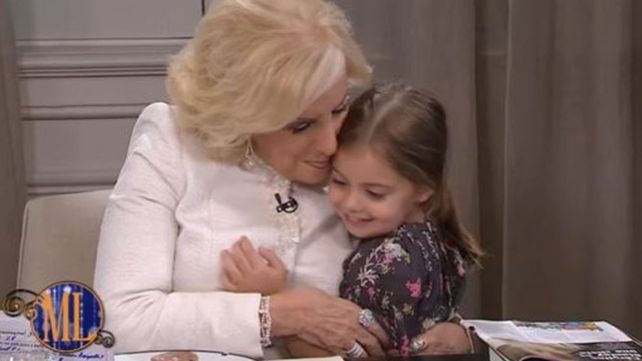Antonia Macri puse un toque de ternura al irrumpir la mesa para abrazar a Mirtha