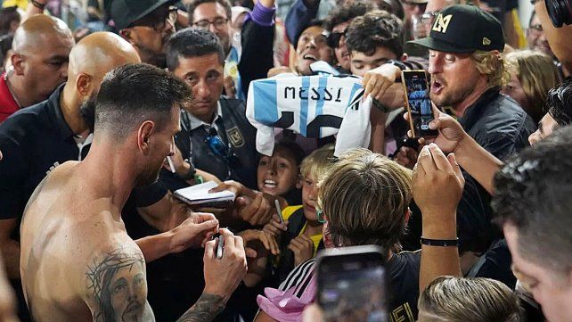 Tampoco Leonardo Di Caprio pasó inadvertido en un palco del BMO Stadium. Selena Gómez