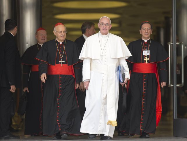 Alerta. El Papa sale del sínodo flanqueado por los cardenales Lorenzo Baldisseri (izq.) y Rubén Salazar Gómez (der.). (AP)