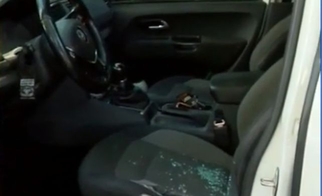 Uno de los delincuentes le reventó el vidrio de la camioneta a a víctima. Bájate porque te quemo