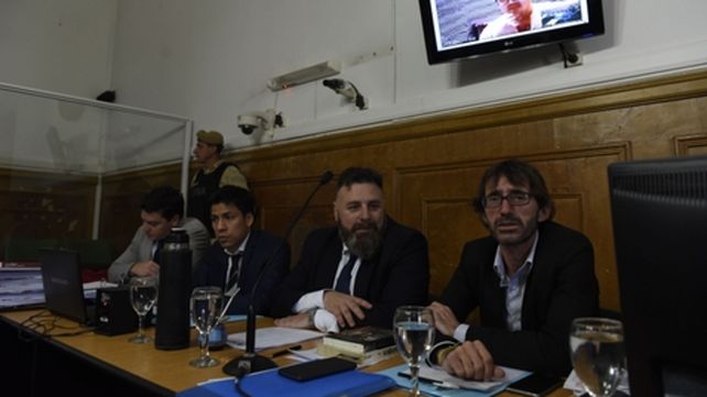 lejos. El fiscal Reynares Solari y sus asistentes