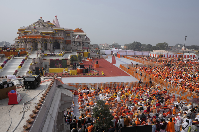 La inauguración del enorme templo dedicado al dios Rama. Modi fue el jefe de ceremonias.&nbsp;