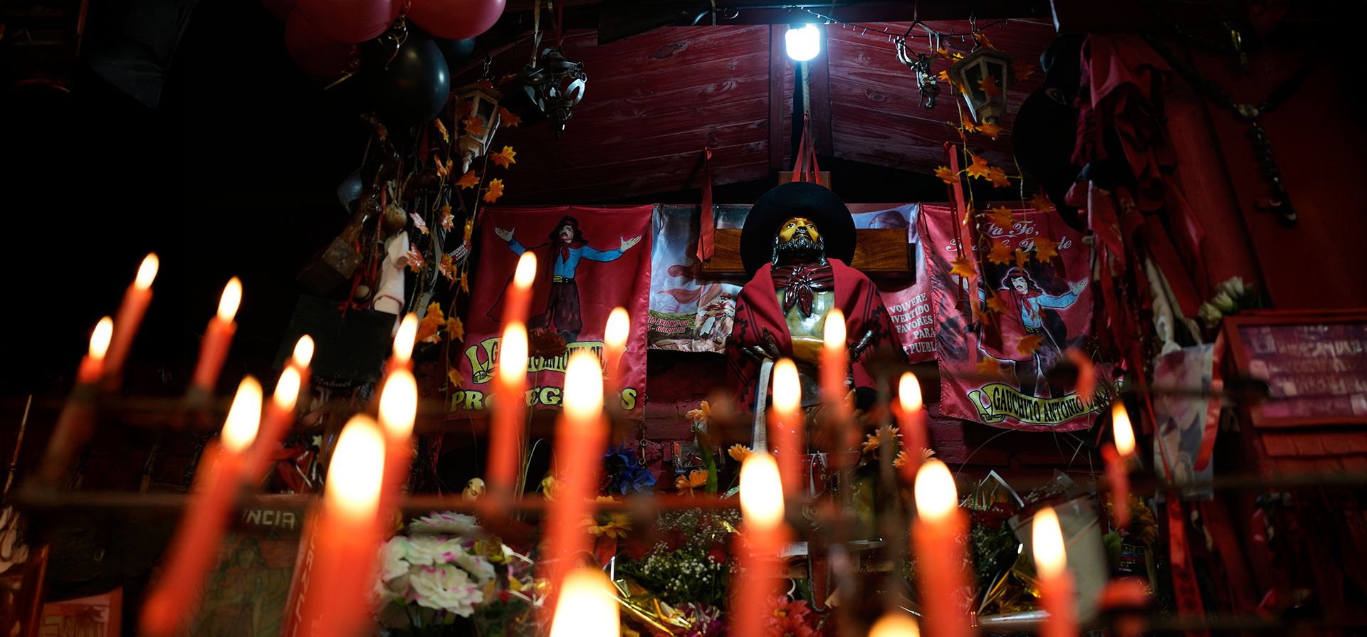 Velas colocadas por devotos adornan el santuario del santo argentino Velas colocadas por devotos adornan el santuario del santo argentino