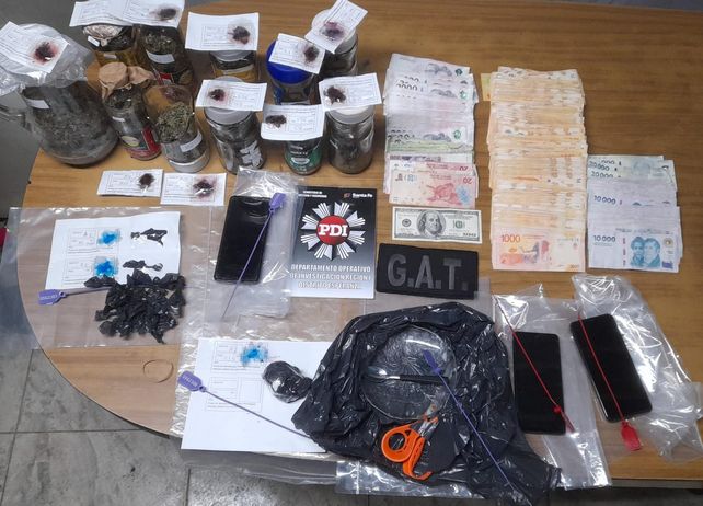 Cayó una banda en San Carlos Centro: tres detenidos y más de 500 dosis de droga secuestradas Cayó una banda en San Carlos Centro: tres detenidos y más de 500 dosis de droga secuestradas