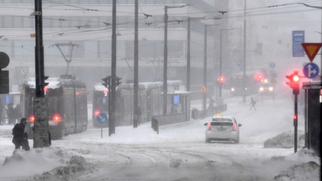 Una gruesa capa de nieve cubre las calles del centro de Helsinki