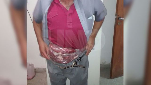Sorprendieron a obreros del frigorífico Recreo llevándose carne adosada a sus cuerpos Sorprendieron a obreros del frigorífico Recreo llevándose carne adosada a sus cuerpos