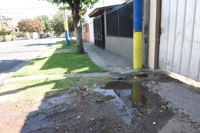 Otro de los medidores robados anoche en barrio Belgrano.