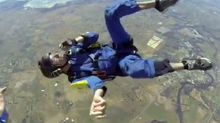 Australia: un instructor salvó a un paracaidista desmayado