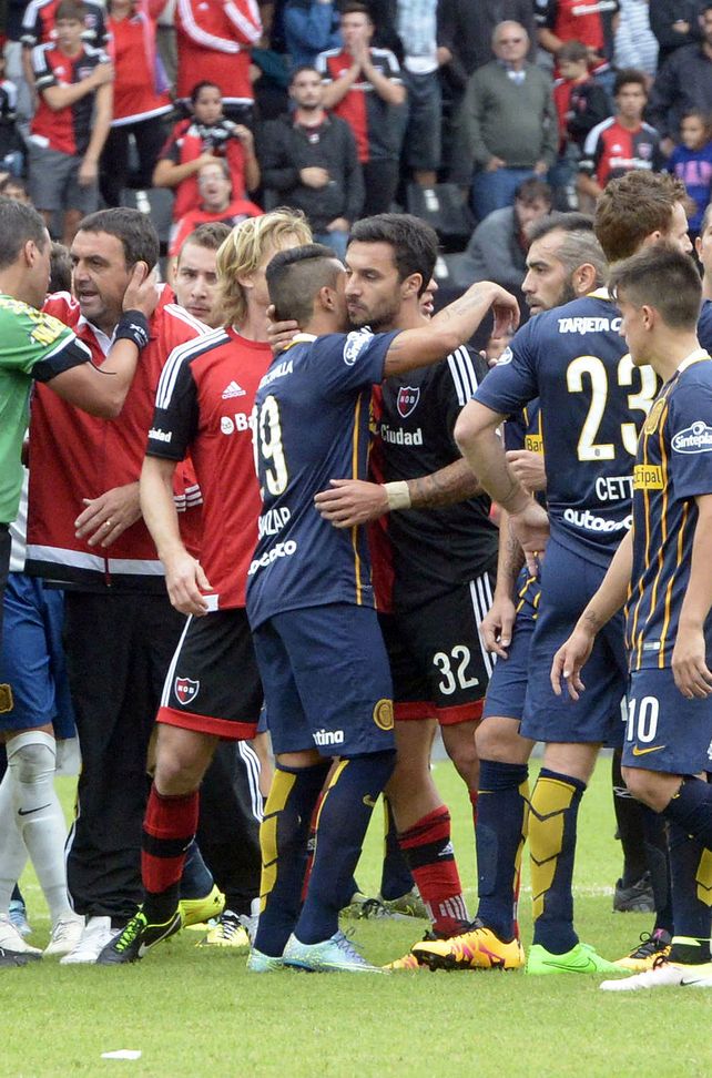 Gran saludo. El Tucu y Nacho se fundieron en un cálido abrazo en el derby pasado.