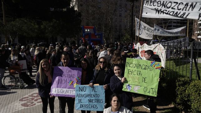 Organizaciones, familias y profesionales se manifiestan en contra del veto a la emergencia en discapacidad.