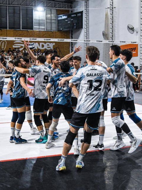 Los jugadores de Sonder celebran tras la gran victoria que lograron frente a Normal 3.