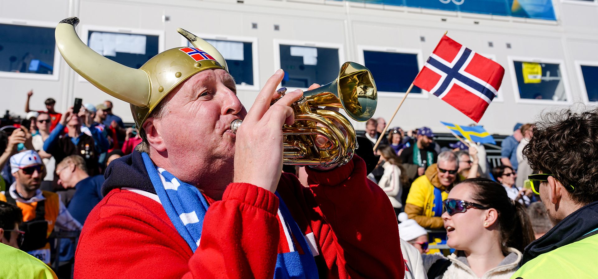 Aficionados noruegos celebran durante la ceremonia de entrega de medallas de la prueba masculina de 10 km de esquí de fondo con salida libre en los Juegos Olímpicos de Invierno de 2026, en Tesero, Italia, el viernes 13 de febrero de 2026. (Foto AP/Matthias Schrader) Aficionados noruegos celebran durante la ceremonia de entrega de medallas de la prueba masculina de 10 km de esquí de fondo con salida libre en los Juegos Olímpicos de Invierno de 2026, en Tesero, Italia, el viernes 13 de febrero de 2026. (Foto AP/Matthias Schrader)